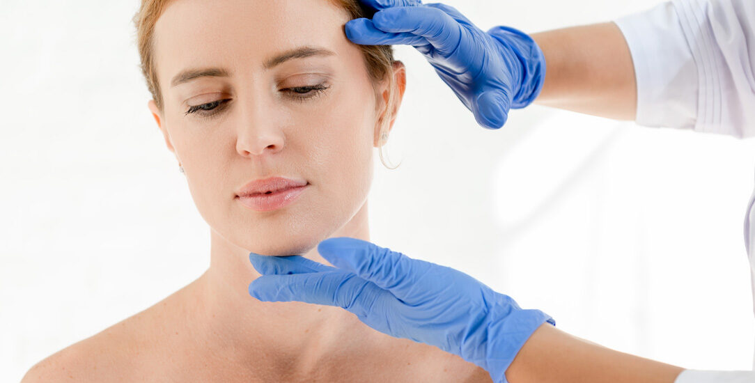 Zdjęcie przedstawia zabieg z wykorzystaniem naturalnych metod w medycynie estetycznej, takich jak mezoterapia czy terapia osoczem bogatopłytkowym, poprawiający wygląd skóry.