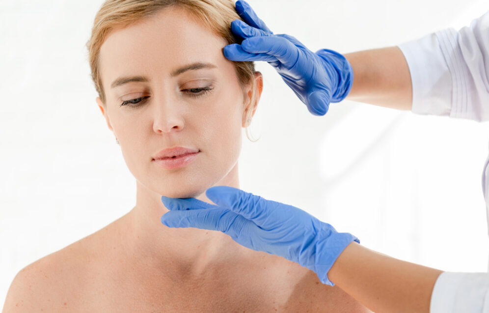 Zdjęcie przedstawia zabieg z wykorzystaniem naturalnych metod w medycynie estetycznej, takich jak mezoterapia czy terapia osoczem bogatopłytkowym, poprawiający wygląd skóry.