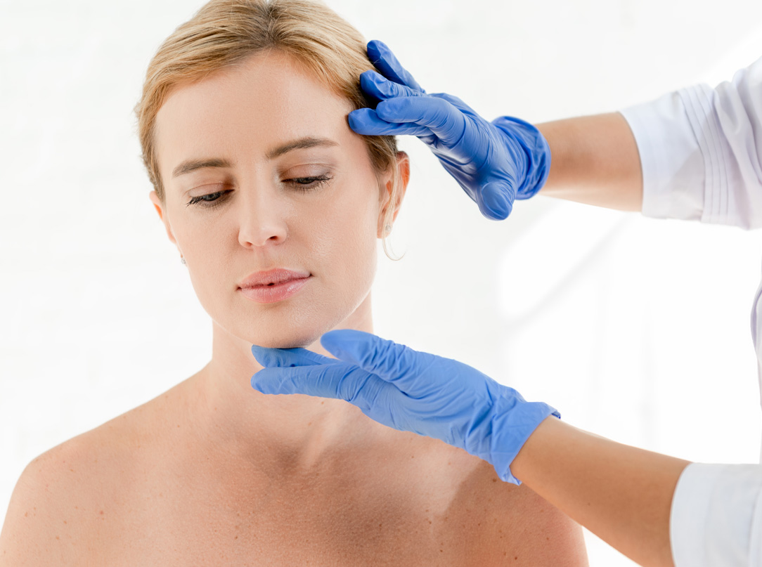 Zdjęcie przedstawia zabieg z wykorzystaniem naturalnych metod w medycynie estetycznej, takich jak mezoterapia czy terapia osoczem bogatopłytkowym, poprawiający wygląd skóry.