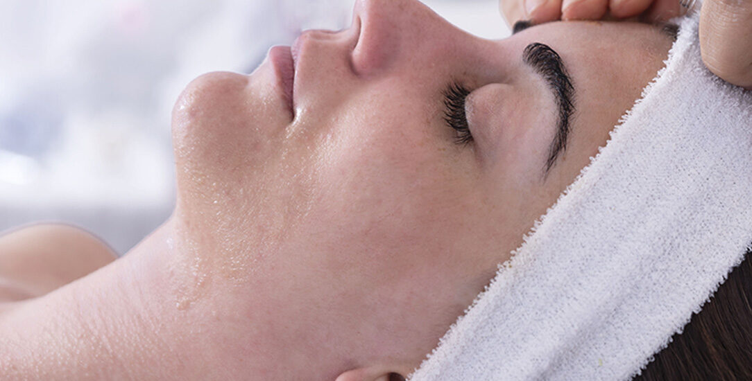 Zdjęcie przedstawia zabieg chirurgii plastycznej, który poprawia wygląd skóry, konturów twarzy lub ciała, przywracając pacjentom pewność siebie i poprawiając ich komfort życia.