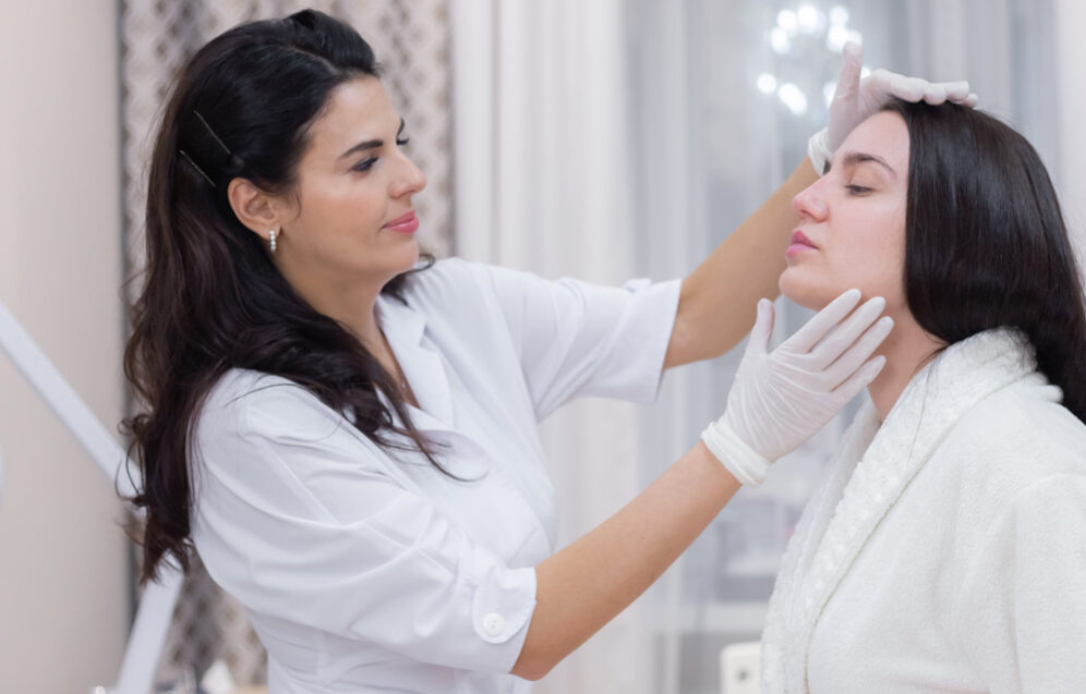 Zdjęcie przedstawia postęp w chirurgii plastycznej, z zastosowaniem nowoczesnych technologii, które umożliwiają bardziej precyzyjne zabiegi i szybki czas rekonwalescencji.