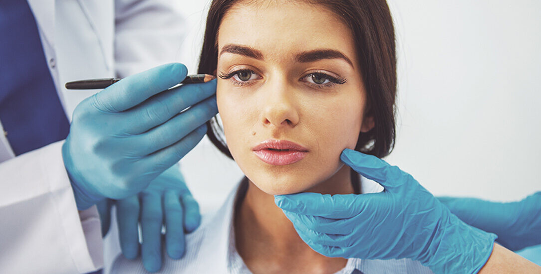 Zdjęcie przedstawia zabieg liftingu twarzy, który przywraca młodszy wygląd, redukując zmarszczki i poprawiając kontur twarzy poprzez napinanie skóry i tkanek.