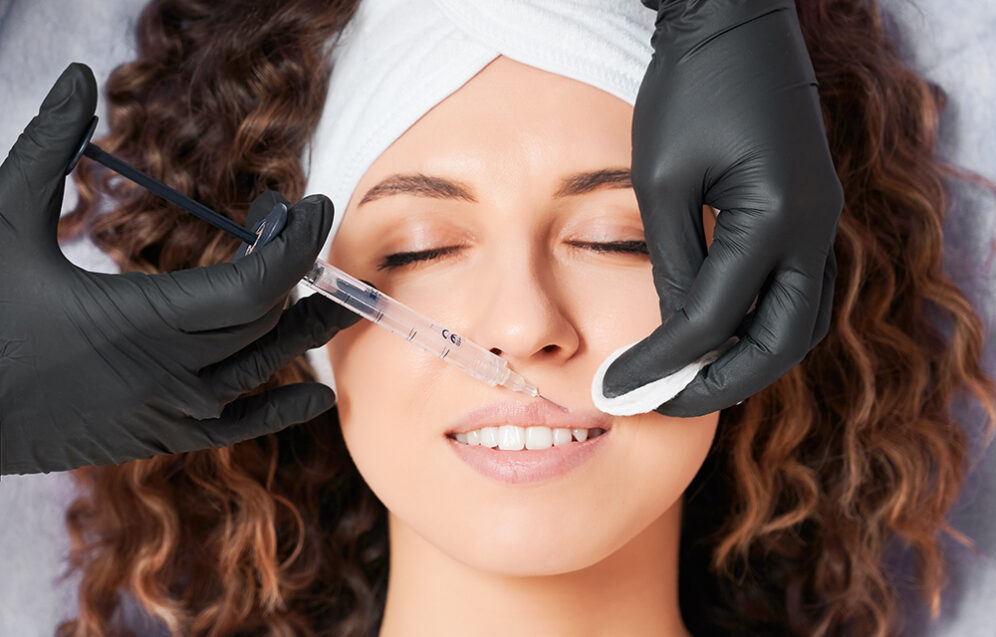 Zabieg z wykorzystaniem mało inwazyjnych technik chirurgii plastycznej dla naturalnych efektów.