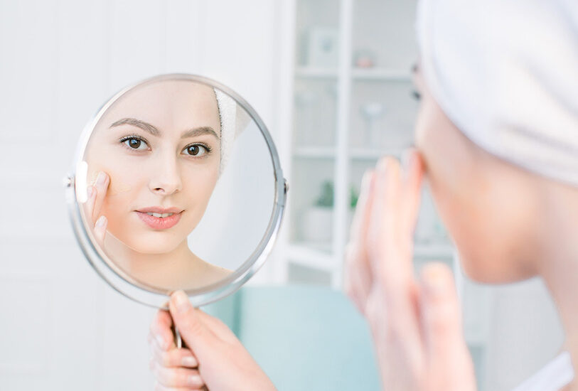 Zdjęcie przedstawia zabieg wykorzystujący komórki macierzyste w medycynie estetycznej, który regeneruje skórę, poprawia jej elastyczność i przywraca młodszy wygląd.