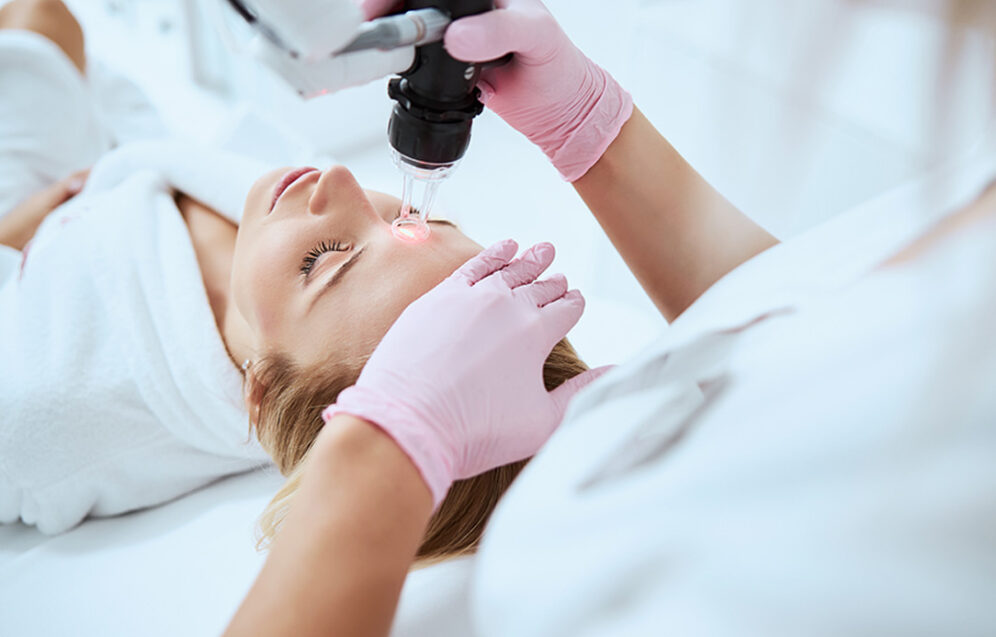 Zdjęcie przedstawia zabieg laseroterapii, który poprawia wygląd skóry, redukując zmarszczki i przebarwienia, oraz stymuluje jej naturalną regenerację.