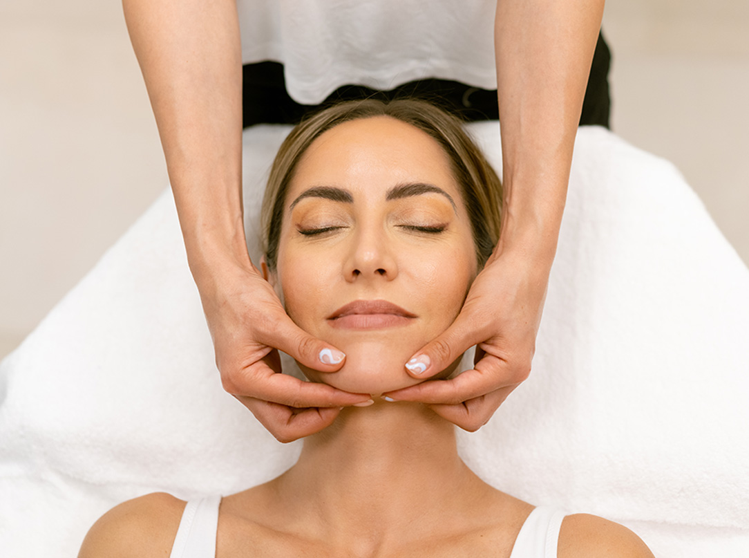 Zdjęcie przedstawia zabieg liftingu twarzy, który pomaga wygładzić zmarszczki i poprawić owal twarzy, przywracając jej młodszy wygląd.