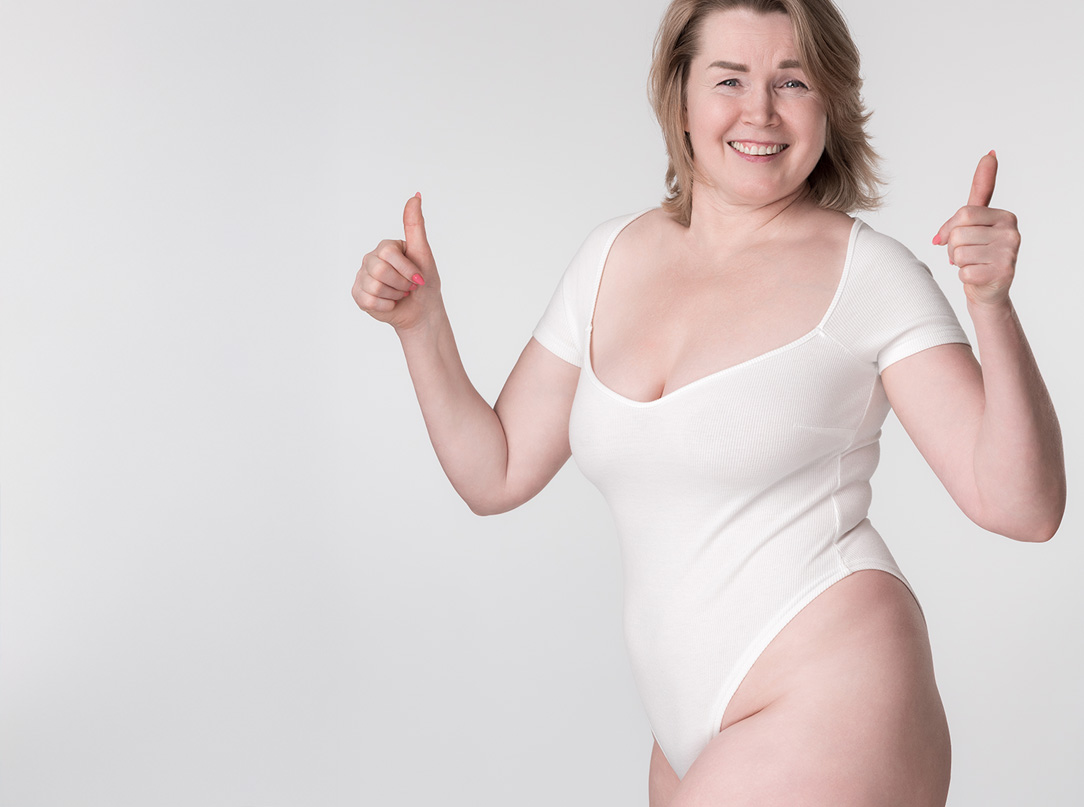 Zdjęcie przedstawia zabiegi modelowania ciała po utracie wagi, które pomagają w redukcji nadmiaru skóry i poprawie konturów ciała, przywracając sylwetce proporcjonalny i młodszy wygląd.