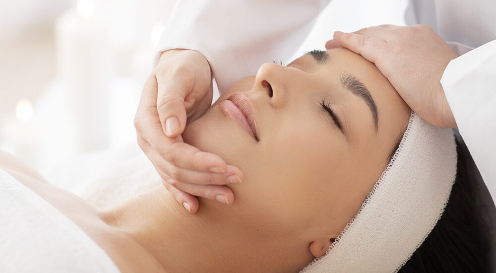 Nowoczesne techniki liftingu twarzy – bezinwazyjne metody poprawy owalu twarzy i wygładzenia skóry.