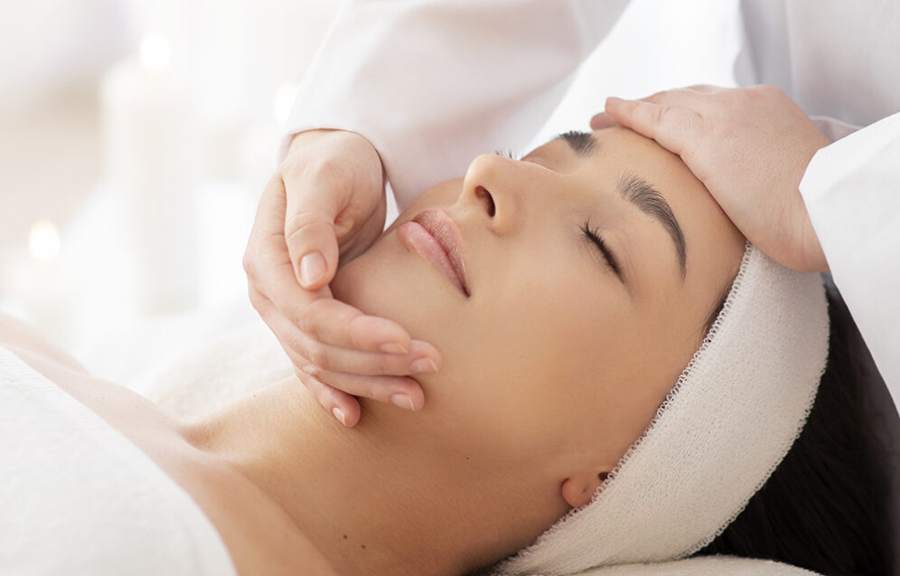 Nowoczesne techniki liftingu twarzy – bezinwazyjne metody poprawy owalu twarzy i wygładzenia skóry.