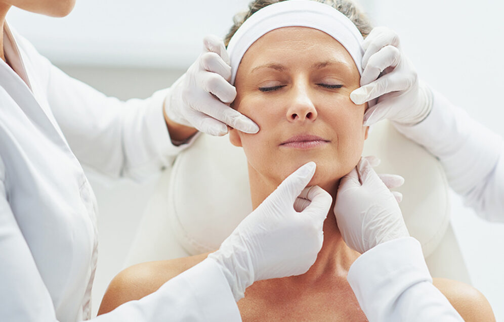 Zdjęcie przedstawia nowoczesne technologie w chirurgii plastycznej, które umożliwiają uzyskanie naturalnych i trwałych efektów przy minimalnym ryzyku i krótkim czasie rekonwalescencji.