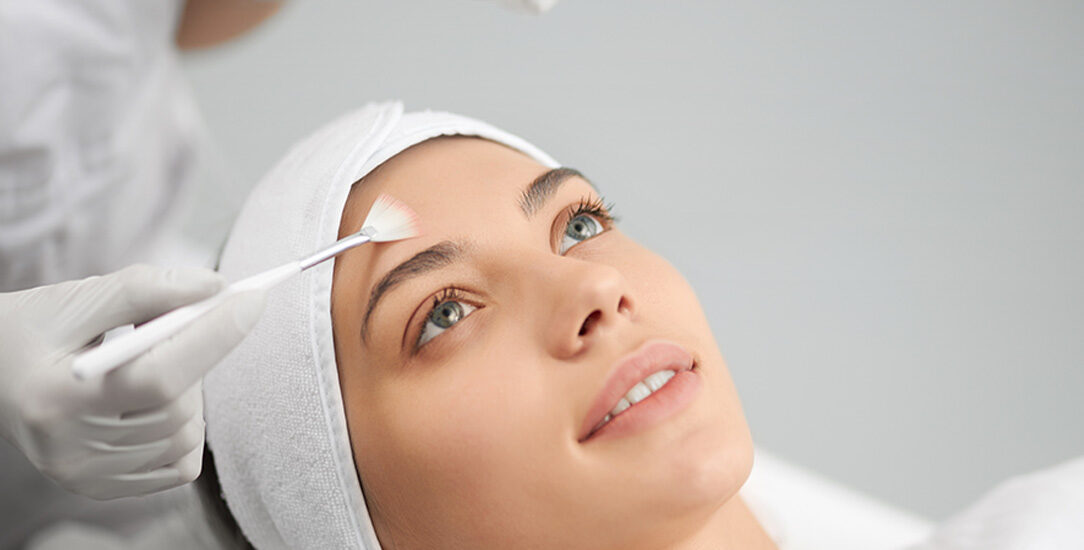 Zdjęcie przedstawia zabieg peelingu chemicznego, który poprawia kondycję skóry, usuwając martwy naskórek i stymulując regenerację, aby uzyskać gładką i promienną skórę.