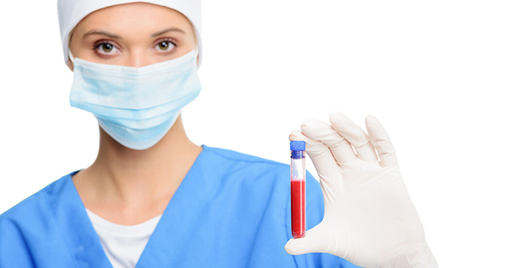 Zdjęcie przedstawia zabieg z użyciem plazmy azotowej, który regeneruje skórę, poprawia jej elastyczność i wspomaga redukcję blizn oraz zmarszczek.