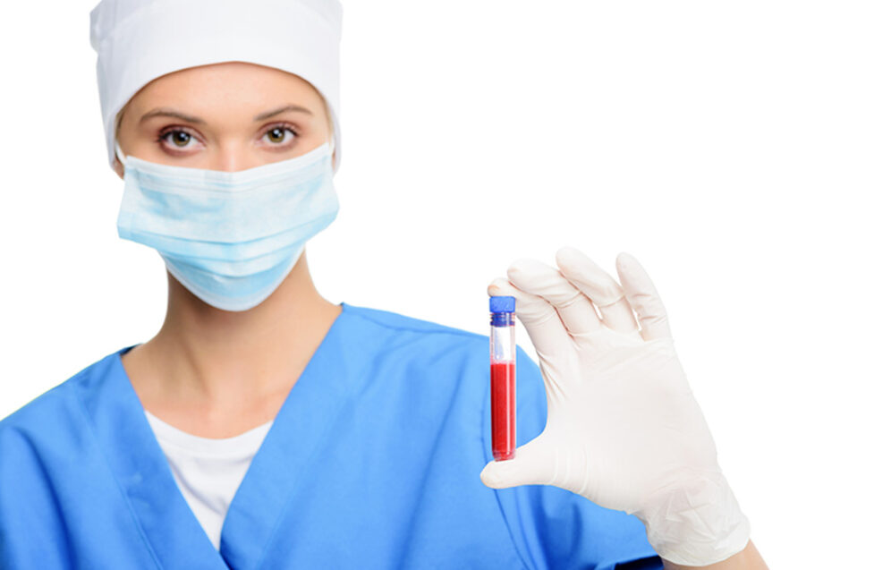 Zdjęcie przedstawia zabieg z użyciem plazmy azotowej, który regeneruje skórę, poprawia jej elastyczność i wspomaga redukcję blizn oraz zmarszczek.