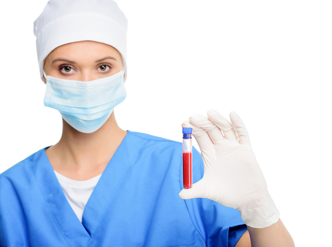 Zdjęcie przedstawia zabieg z użyciem plazmy azotowej, który regeneruje skórę, poprawia jej elastyczność i wspomaga redukcję blizn oraz zmarszczek.