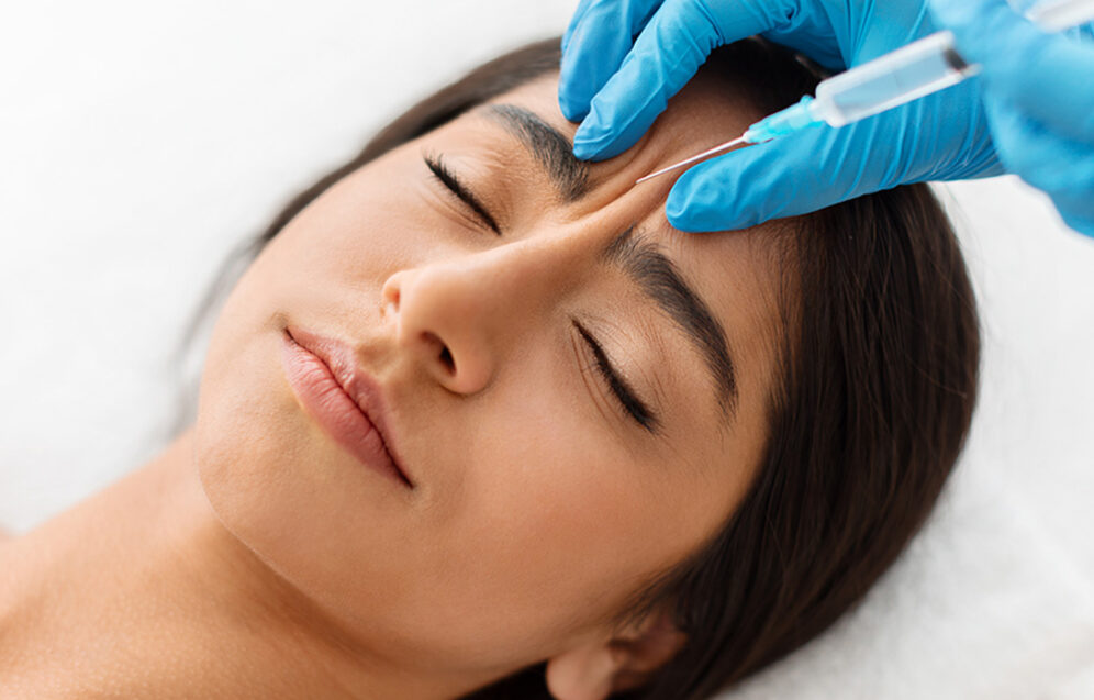 Zdjęcie przedstawia zabieg z wykorzystaniem toksyn botulinowych, który skutecznie redukuje zmarszczki mimiczne i poprawia estetykę skóry.