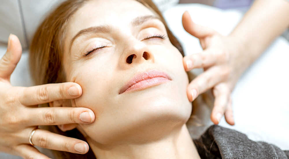 Zabiegi liftingujące bez skalpela – nici PDO i HIFU, poprawa owalu twarzy i wygładzenie skóry.