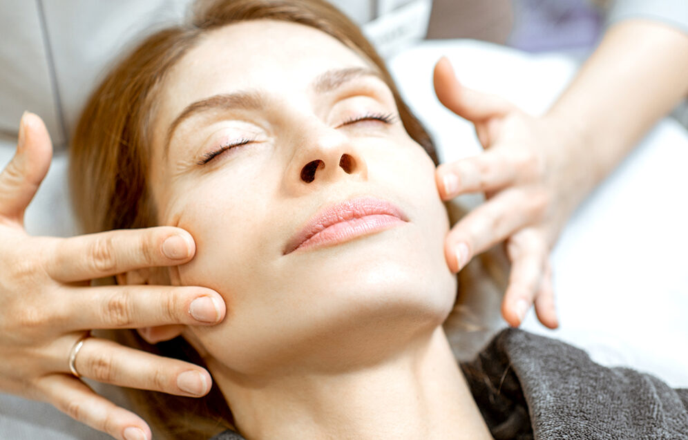 Zabiegi liftingujące bez skalpela – nici PDO i HIFU, poprawa owalu twarzy i wygładzenie skóry.